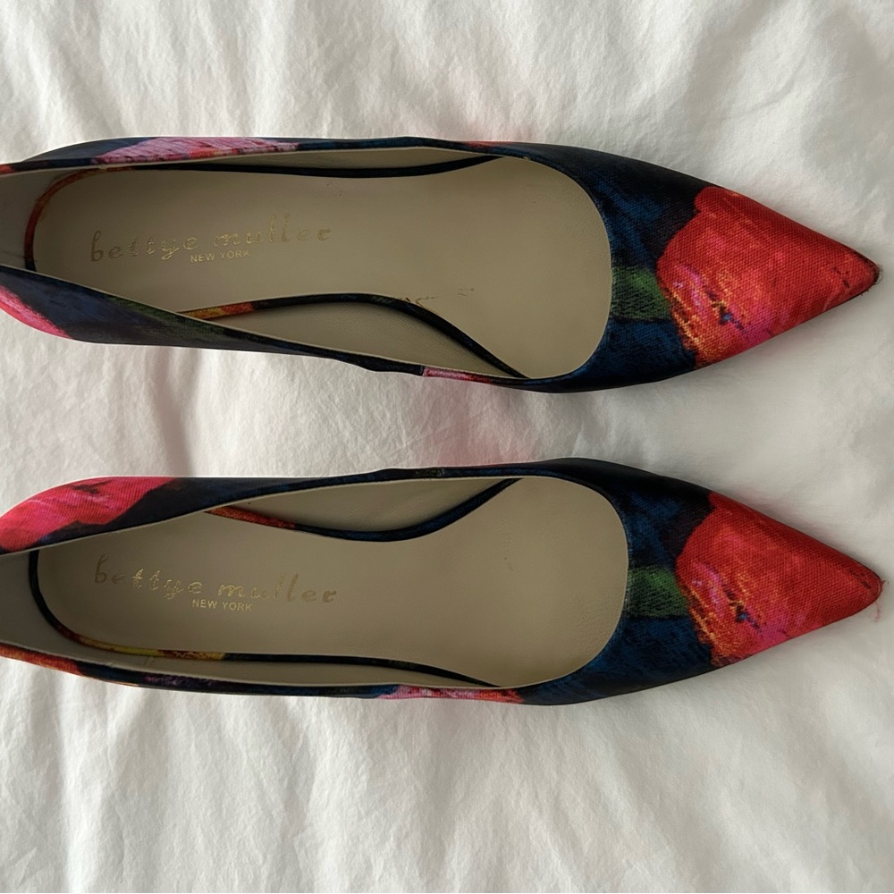 Bettye Muller Women's Floral Pointed Toe Heels - Red and Blue